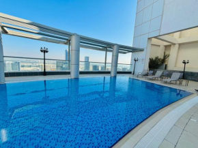 Stunning Studio with Rooftop Pool, Balcony & Gym
